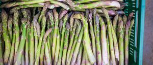Auf dem Hof der Gronenfelder Werkstätten in Frankfurt/Oder wird saisonaler grüner Spargel ohne Folie angebaut.