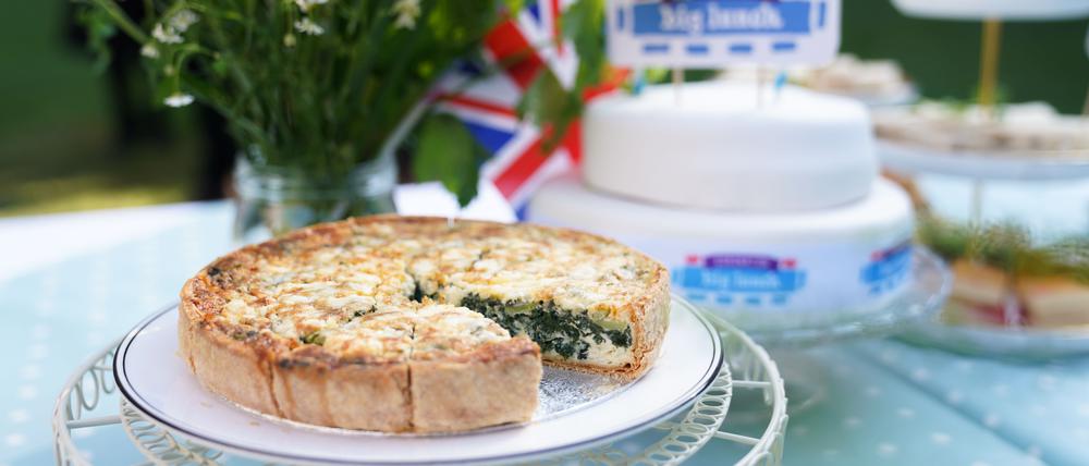 „Coronation Quiche“ mit Spinat, Ackerbohnen, Cheddar und Estragon.