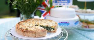 „Coronation Quiche“ mit Spinat, Ackerbohnen, Cheddar und Estragon.