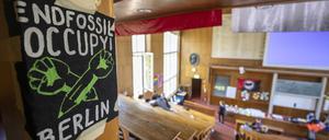Letzte Woche hingen noch Banner der End Fossil Bewegung im Emil-Fischer-Hörsaal. Jetzt ist die Besetzung vorbei.  