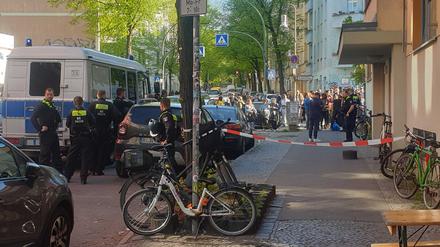 Zwei Schulkinder sind am Mittwoch in einer Schule in Berlin-Neukölln von einem Mann verletzt worden.