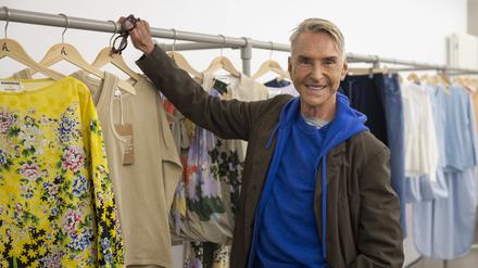 Wolfgang Joop, Deutscher Modedesigner, steht neben seiner neuen Modekollektion „Wunderkind x hessnatur“