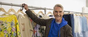 Wolfgang Joop, Deutscher Modedesigner, steht neben seiner neuen Modekollektion „Wunderkind x hessnatur“