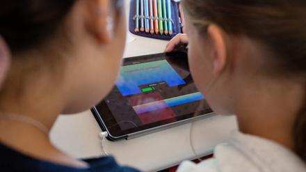 Schülerinnen nehmen im Klassenzimmer einer 4. Klasse der Gemeinschaftsschule Leutenbach in Baden-Württemberg am Deutschunterricht mit Hilfe von Tablets teil.