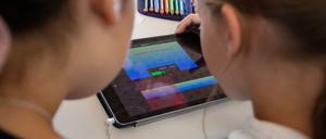 Schülerinnen nehmen im Klassenzimmer einer 4. Klasse der Gemeinschaftsschule Leutenbach in Baden-Württemberg am Deutschunterricht mit Hilfe von Tablets teil.