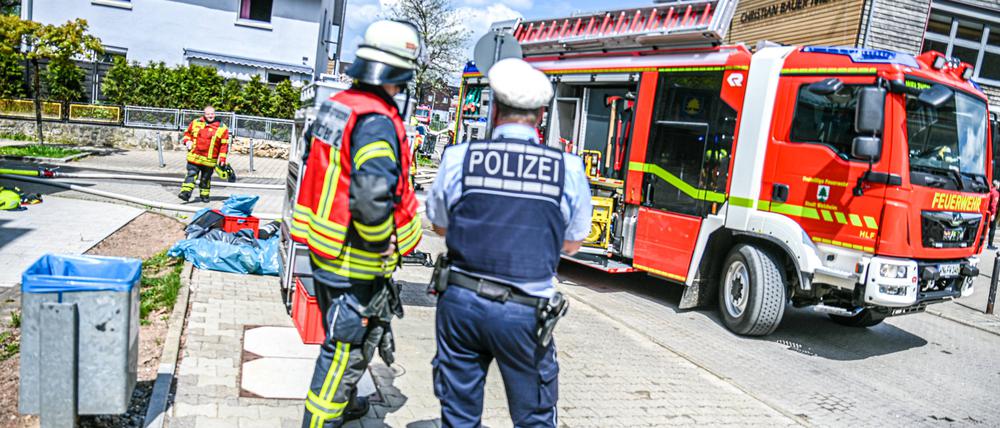 Feuerwehr und Polizei waren nach dem Reizgasunfall in einer Schule in Singen vor Ort (Symbolbild). 