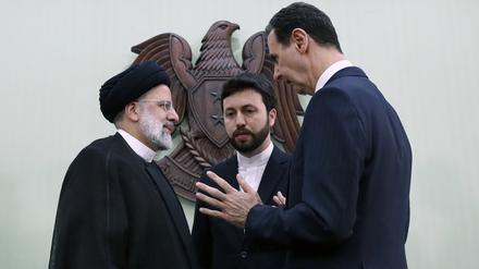 Bashar al-Assad (r), Präsident von Syrien, spricht mit Ebrahim Raisi (l), Präsident des Iran.