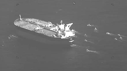 Archivfoto:  Dieses Standbild aus einem von der US-Marine veröffentlichten Video zeigt den unter der Flagge Panamas fahrenden Öltanker «Niovi», der in der Straße von Hormuz von Schiffen der iranischen Revolutionsgarde umzingelt ist.
