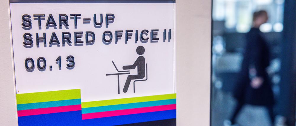 Einzelarbeitsplätze für Tagesgäste stehen im DeveLUP, einem Start-up- und Gründungszentrum zwischen Hamburg und Berlin, für die Nutzer bereit.