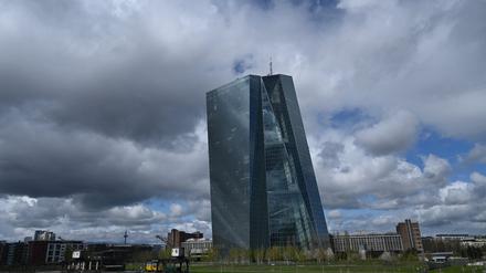 Wolken ziehen bei regnerischem Wetter über die Zentrale der Europäischen Zentralbank (EZB) im Osten der Stadt.