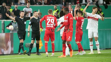 Schiedsrichter Daniel Schlager gibt keinen Elfmeter. Die Reaktionen darauf könnten unterschiedlicher nicht sein.
