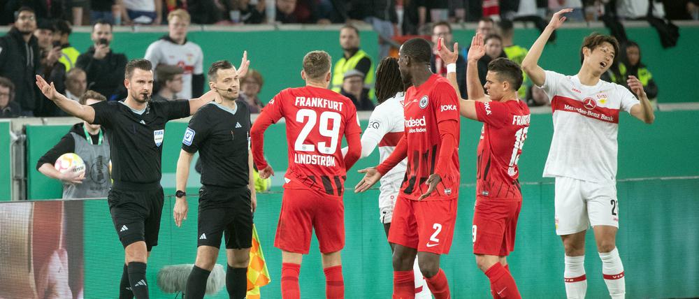 Schiedsrichter Daniel Schlager gibt keinen Elfmeter. Die Reaktionen darauf könnten unterschiedlicher nicht sein.