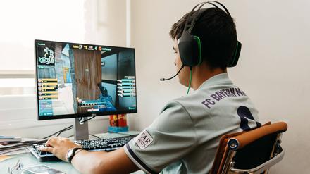Ein Teenager spielt „Counter-Strike Global Offensive“ auf einem PC in Madrid (Archivbild).