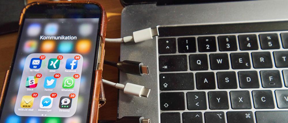 Ein iPhone 13 und USB-C-Kabel (Archivbild)