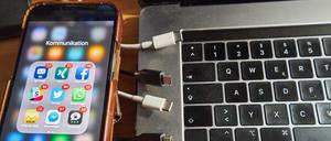 Ein iPhone 13 und USB-C-Kabel (Archivbild)