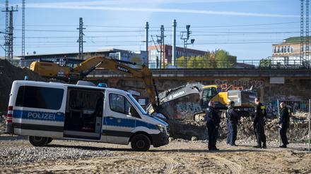 Polizisten stehen auf einer Baustelle und sichern den Fundort einer 100 Kilogramm schweren Fliegerbombe aus dem Zweiten Weltkrieg.