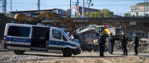 Polizisten stehen auf einer Baustelle und sichern den Fundort einer 100 Kilogramm schweren Fliegerbombe aus dem Zweiten Weltkrieg.