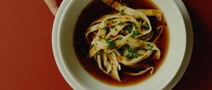 Wildkraftbrühe mit Schnittlauch und Frittaten.