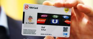 Beim symbolischen Start des Deutschlandtickets mit dem Bundesminister für Digitales und Verkehr Volker Wissing am 1. Mai wird ein Ticket in die Kamera gehalten.