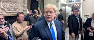 Donald Trump (M.), ehemaliger Präsident der USA, spricht mit Journalisten bei seiner Ankunft im Trump International Golf Links & Hotel.