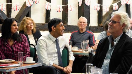 Der britische Premier Rishi Sunak (bei einer Wahlveranstaltung vor den Lokalwahlen.