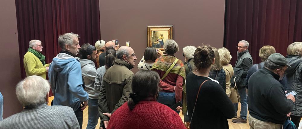 Besucher im Amsterdamer Rijksmuseum drängen sich um Vermeers „Dienstmagd mit Milchkrug“ (1658-1660).