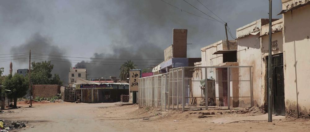 Rauchwolken zeugen von schweren Kämpfen in der sudanesischen Hauptstadt Khartum.