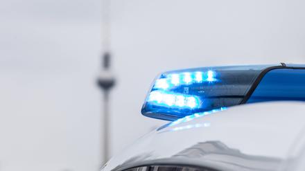 Ein Streifenwagen der Berliner Polizei mit Blaulicht im Einsatz. Symbolbild