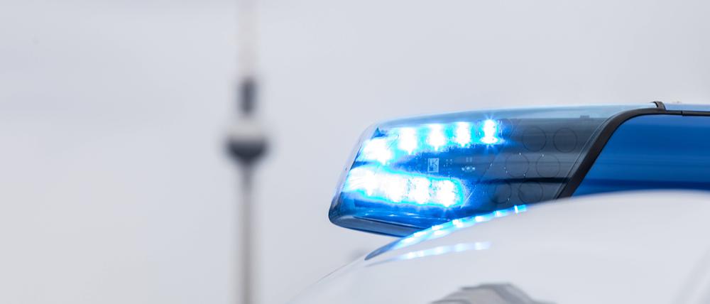 Ein Streifenwagen der Berliner Polizei mit Blaulicht im Einsatz. Symbolbild
