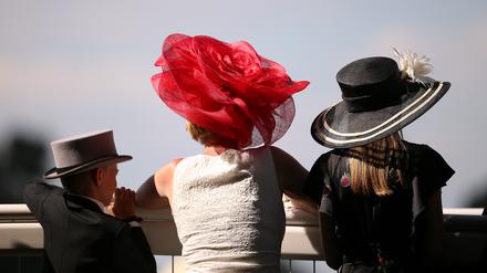 Bunter, größer, gefederter: Auch in Berlin wetteifern Fans der britischen Monarchie am Samstag um die schönste Kopfbedeckung.
