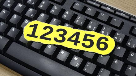 Eine Tastatur mit ausgedrucktem Passwort