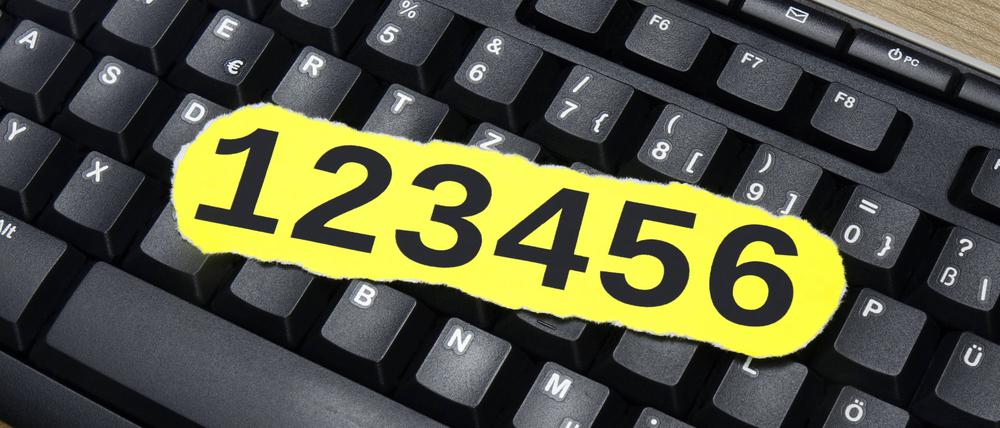 Eine Tastatur mit ausgedrucktem Passwort