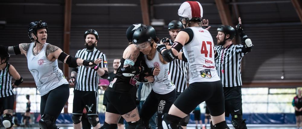 Roller Derby ist ein auf Rollschuhen ausgetragener Vollkontaktsport.