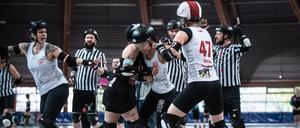 Roller Derby ist ein auf Rollschuhen ausgetragener Vollkontaktsport. 