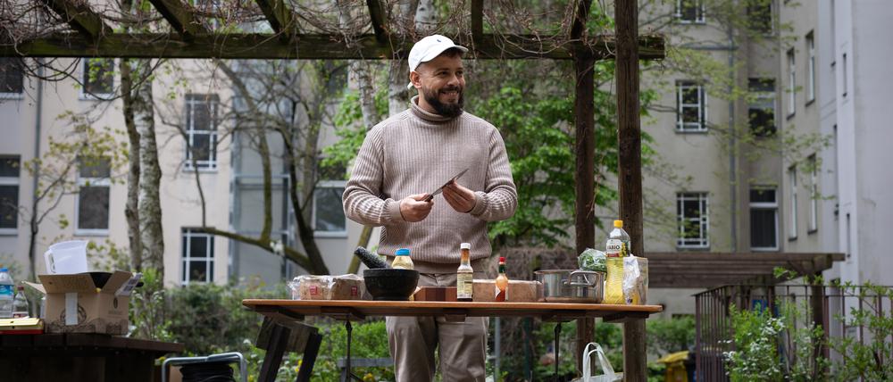 Gio1neun, mit bürgerlichem Namen Giuseppe Moi, kocht regelmäßig in einem Hinterhof in Charlottenburg und veröffentlicht die Videos erfolgreich auf Instagram und Tiktok.