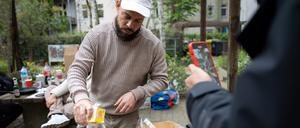 Gio1neun, mit bürgerlichem Namen Giuseppe Moi, kocht regelmäßig in einem Hinterhof in Charlottenburg und veröffentlicht die Videos erfolgreich auf TikTok. 