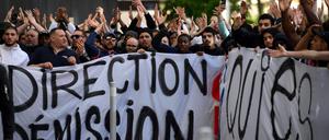 Anhänger von PSG protestieren.