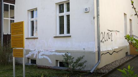 Dieses Hauswand in Babelsberg wurde von Unbekannten beschmiert.