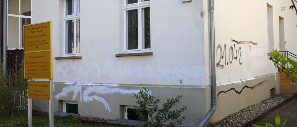 Dieses Hauswand in Babelsberg wurde von Unbekannten beschmiert.