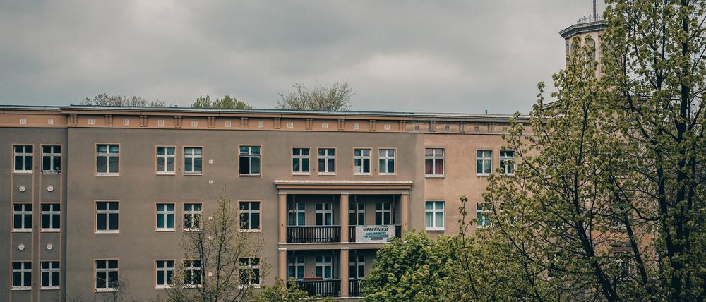 Das denkmalgeschützte Wohnensemble Weberwiese in Friedrichshain befindet sich südlich der Karl-Marx-Allee, nicht weit von der East Side Gallery und dem Berghain.