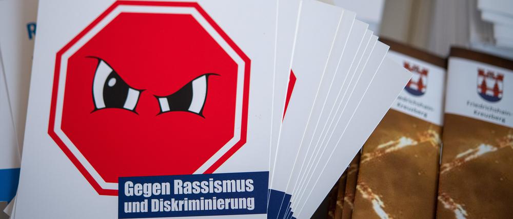 Informationsmaterial zum Thema rechte, rassistische und diskriminierende Vorfälle liegt bei einer Pressekonferenz des Vereins Reachout auf einem Tisch. (Archivbild)