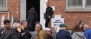 Wahlberechtigte Türken gehen in das Türkische Generalkonsulat zur Abstimmung für die Türkei-Wahlen. Türken im Ausland können bis zum 9. Mai für die Parlaments- und Präsidentenwahl in der Türkei abstimmen.