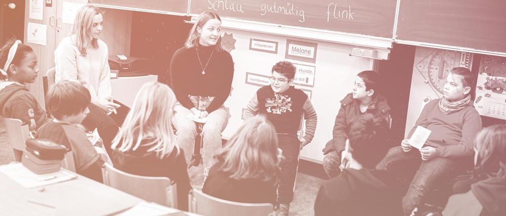 Zwei Lehrerinnen in einer Klasse. Davon ist der Schulalltag oft weit entfernt. Der Fachkräftemangel droht das Ziel Ganztagsschule auszubremsen.