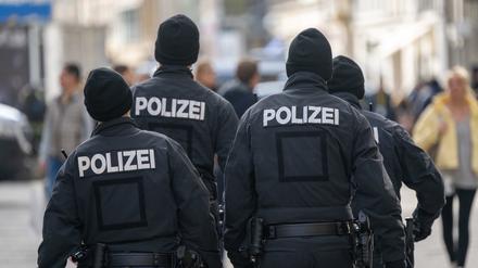Polizisten patrouillieren während der Münchner Sicherheitskonferenz in der Innenstadt.
