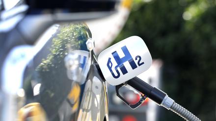 Betankung eines Toyota Mirai an einer Wasserstoff Tankstelle der Shell AG.