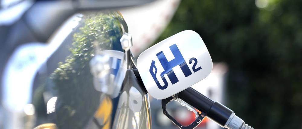 Betankung eines Toyota Mirai an einer Wasserstoff Tankstelle der Shell AG.