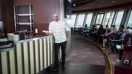 Der Koch Clemens Kriegerowski im Dreh-Restaurant Sphere im Berliner Fernsehturm.