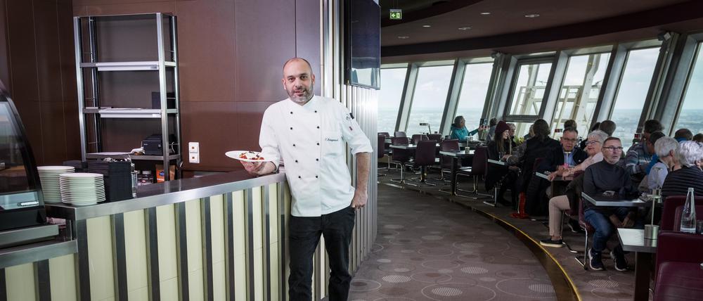 Der Koch Clemens Kriegerowski im Dreh-Restaurant Sphere im Berliner Fernsehturm.