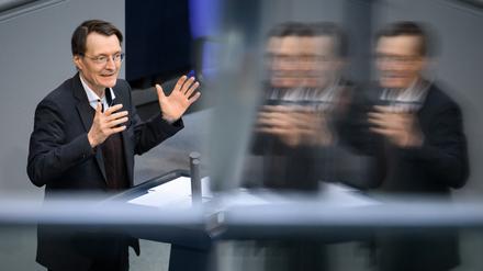 Karl Lauterbach (SPD), Bundesminister für Gesundheit, spricht bei der Plenarsitzung im Deutschen Bundestag. 