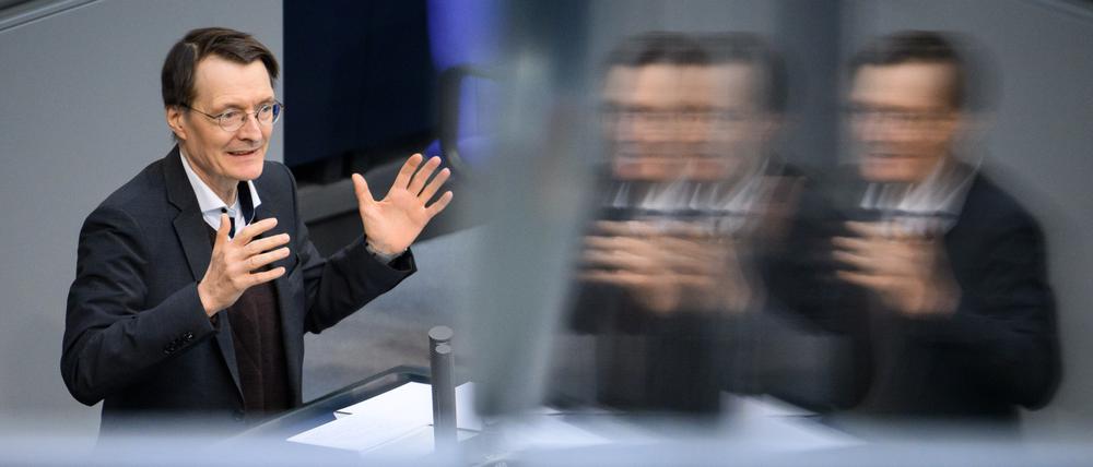 Karl Lauterbach (SPD), Bundesminister für Gesundheit, spricht bei der Plenarsitzung im Deutschen Bundestag.